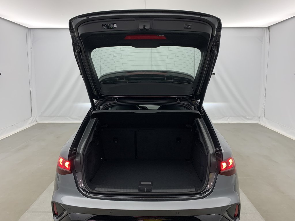 Photo véhicule 1 AUDI A3 sportback 35 TFSI Mild Hybrid 150 S tronic 7 S Line