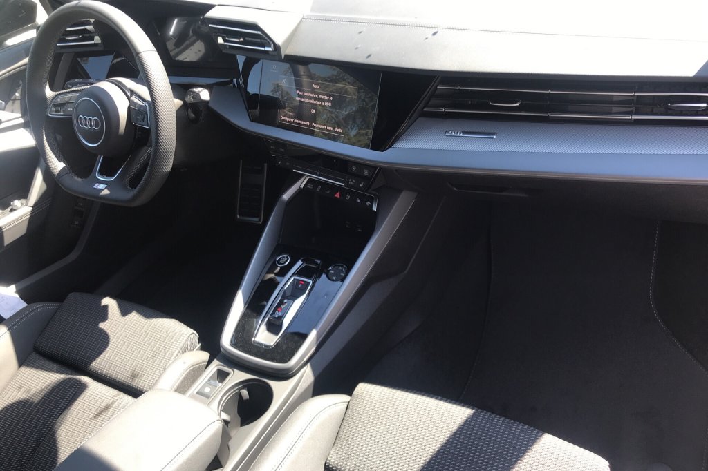 Photo véhicule 1 AUDI A3 sportback nouvelle 45 TFSI E HYBRIDE RECHARGEABLE 272 S TRONIC 6 S LINE