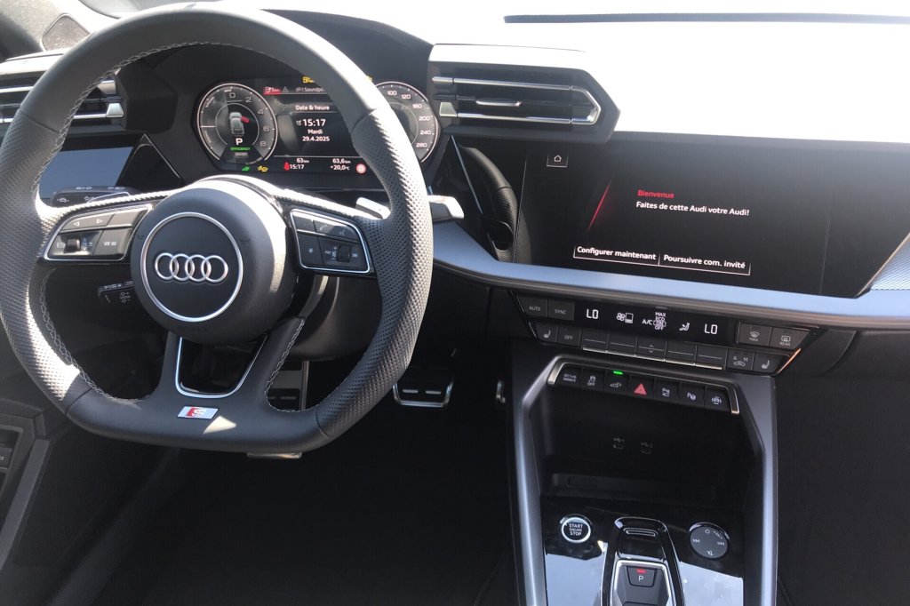 Photo véhicule 1 AUDI A3 sportback nouvelle 45 TFSI E HYBRIDE RECHARGEABLE 272 S TRONIC 6 S LINE