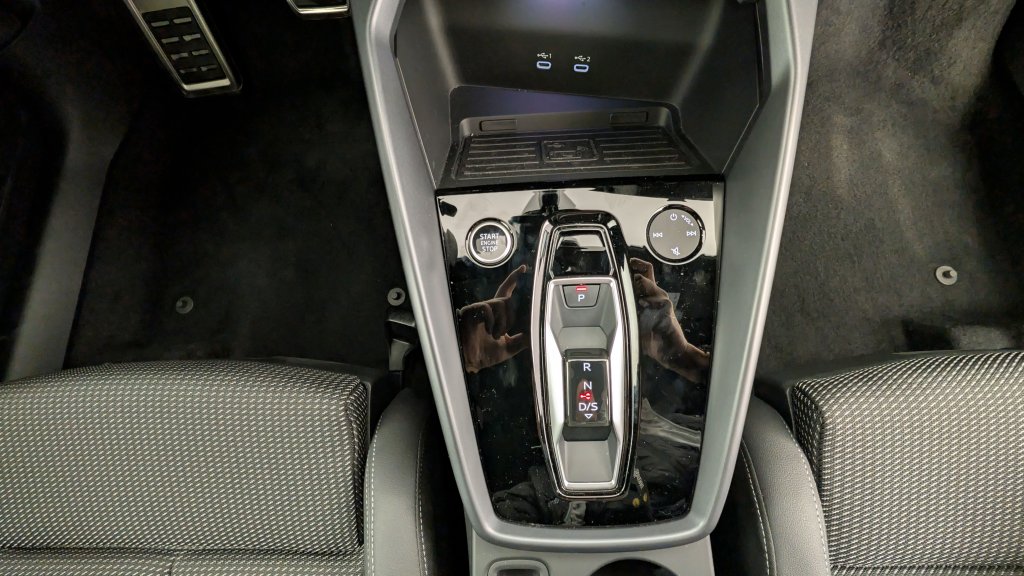 Photo véhicule 1 AUDI A3 sportback nouvelle 45 TFSI E HYBRIDE RECHARGEABLE 272 S TRONIC 6 S LINE