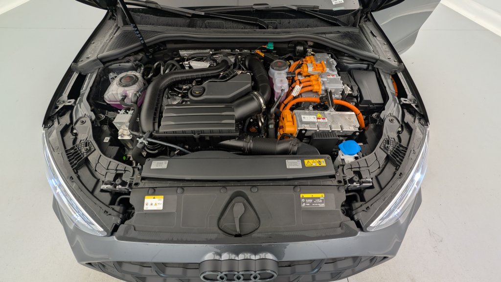 Photo véhicule 1 AUDI A3 sportback nouvelle 45 TFSI E HYBRIDE RECHARGEABLE 272 S TRONIC 6 S LINE