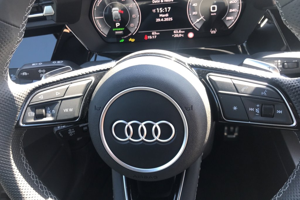 Photo véhicule 1 AUDI A3 sportback nouvelle 45 TFSI E HYBRIDE RECHARGEABLE 272 S TRONIC 6 S LINE