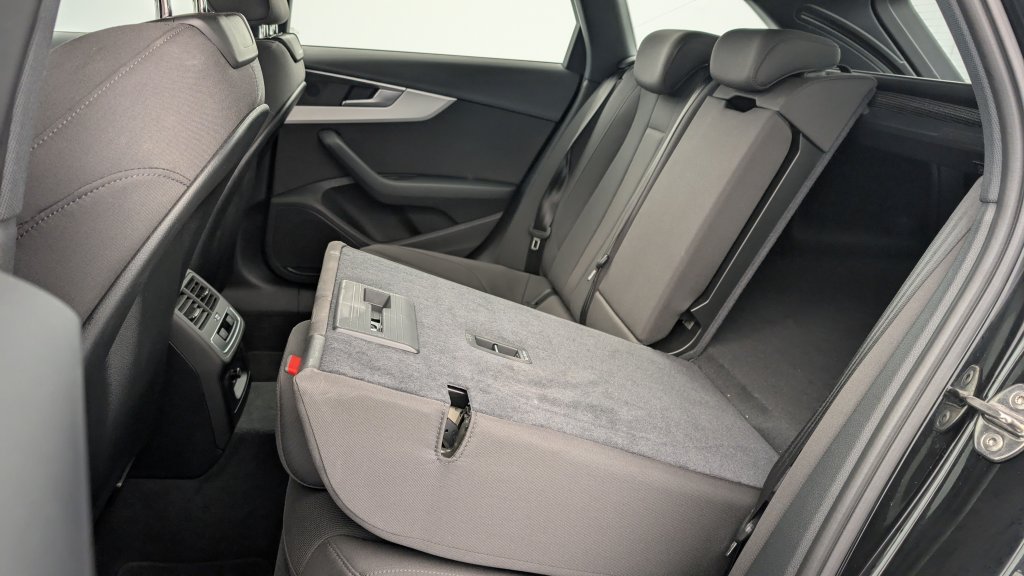 Photo véhicule 1 AUDI A4 avant 40 TDI 204 S TRONIC 7 BUSINESS EXECUTIVE