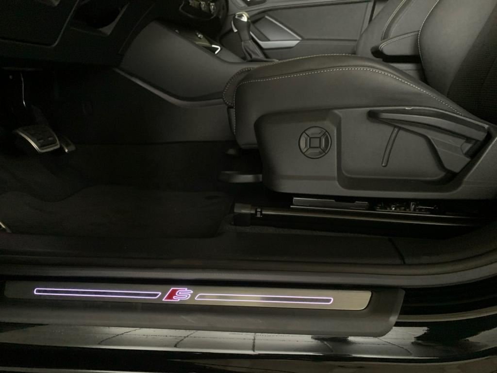 Photo véhicule 1 AUDI Q3 35 TDI 150 CH S TRONIC 7 S LINE