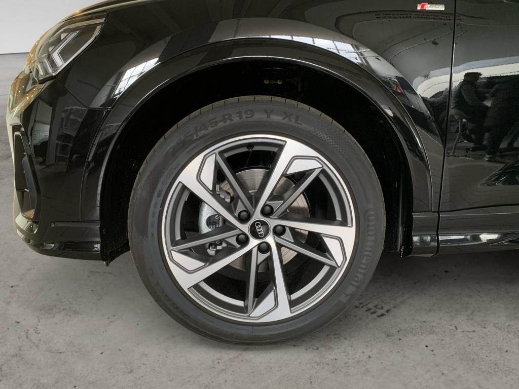 Photo véhicule 1 AUDI Q3 35 TDI 150 CH S TRONIC 7 S LINE