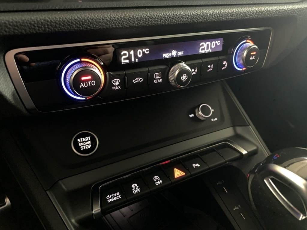 Photo véhicule 1 AUDI Q3 35 TDI 150 CH S TRONIC 7 S LINE