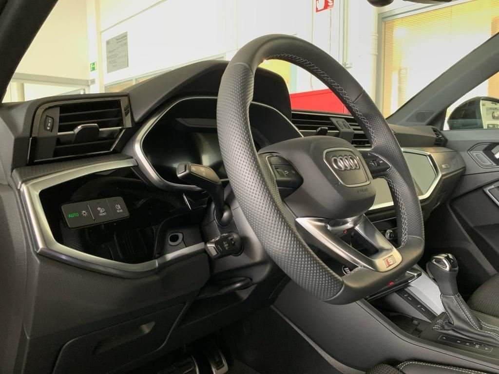 Photo véhicule 1 AUDI Q3 35 TDI 150 CH S TRONIC 7 S LINE