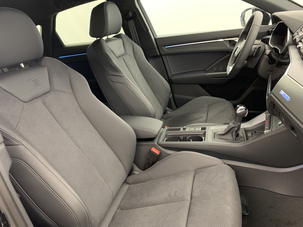 Photo véhicule 1 AUDI Q3 sportback 35 TDI 150 ch S tronic 7 Black Edition