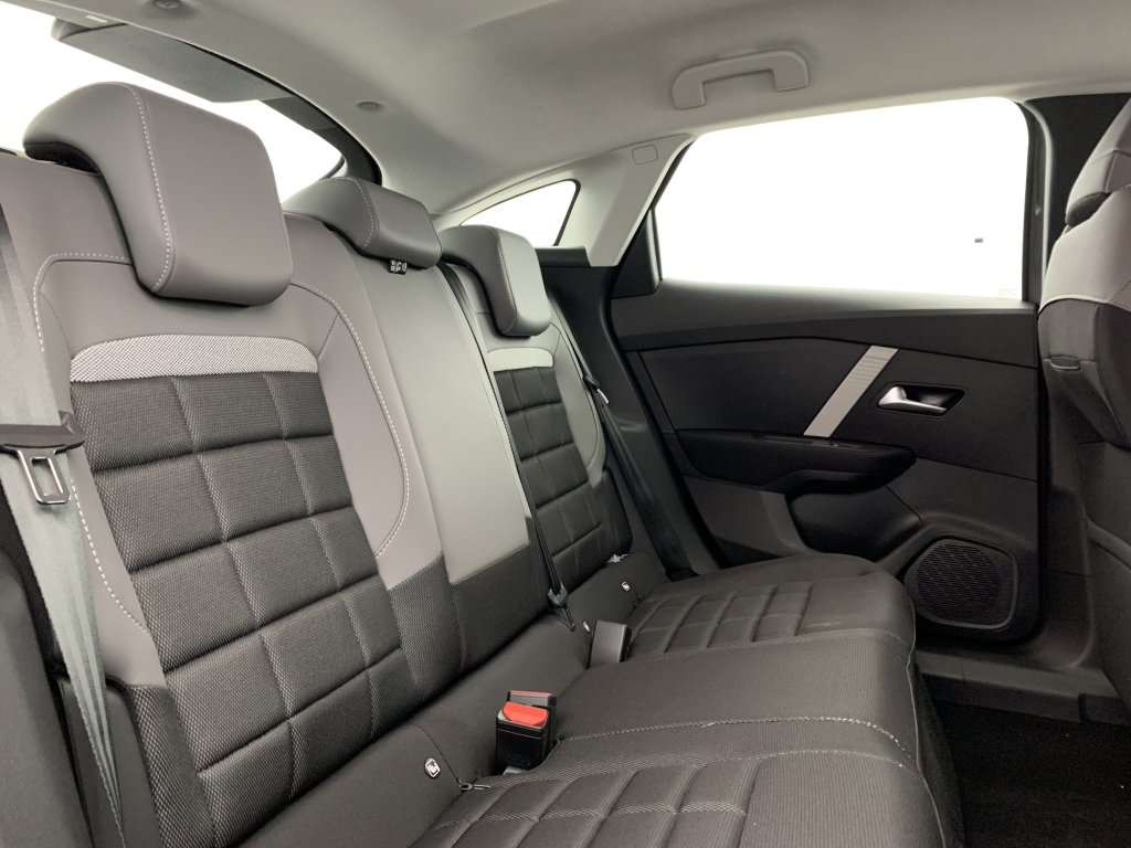 Photo véhicule 1 CITROëN C4 nouvelle HYBRIDE 136 E-DCS6 PLUS