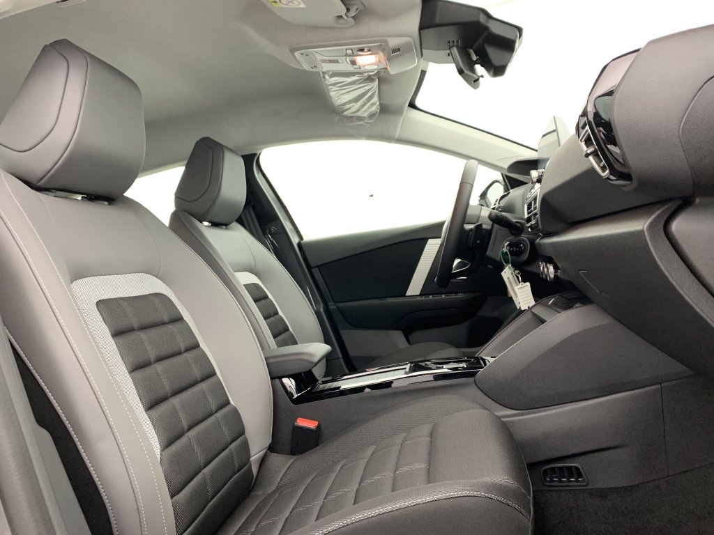 Photo véhicule 1 CITROëN C4 nouvelle HYBRIDE 136 E-DCS6 PLUS