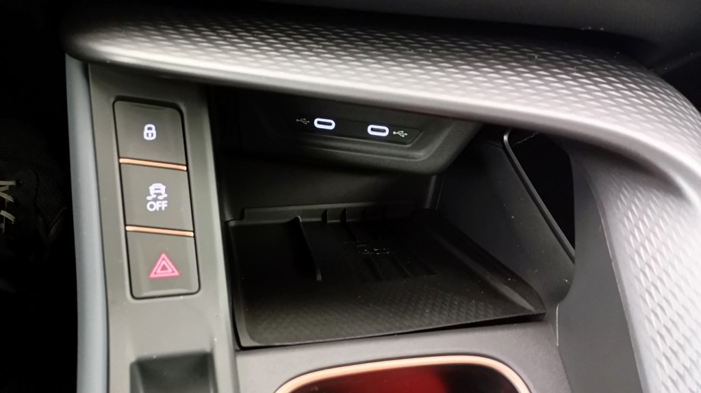 Photo véhicule 1 CUPRA Terramar 1.5 eTSI Hybrid 150 ch DSG7 V