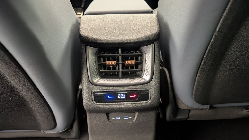 Photo véhicule 1 CUPRA Terramar 1.5 eTSI Hybrid 150 ch DSG7 V