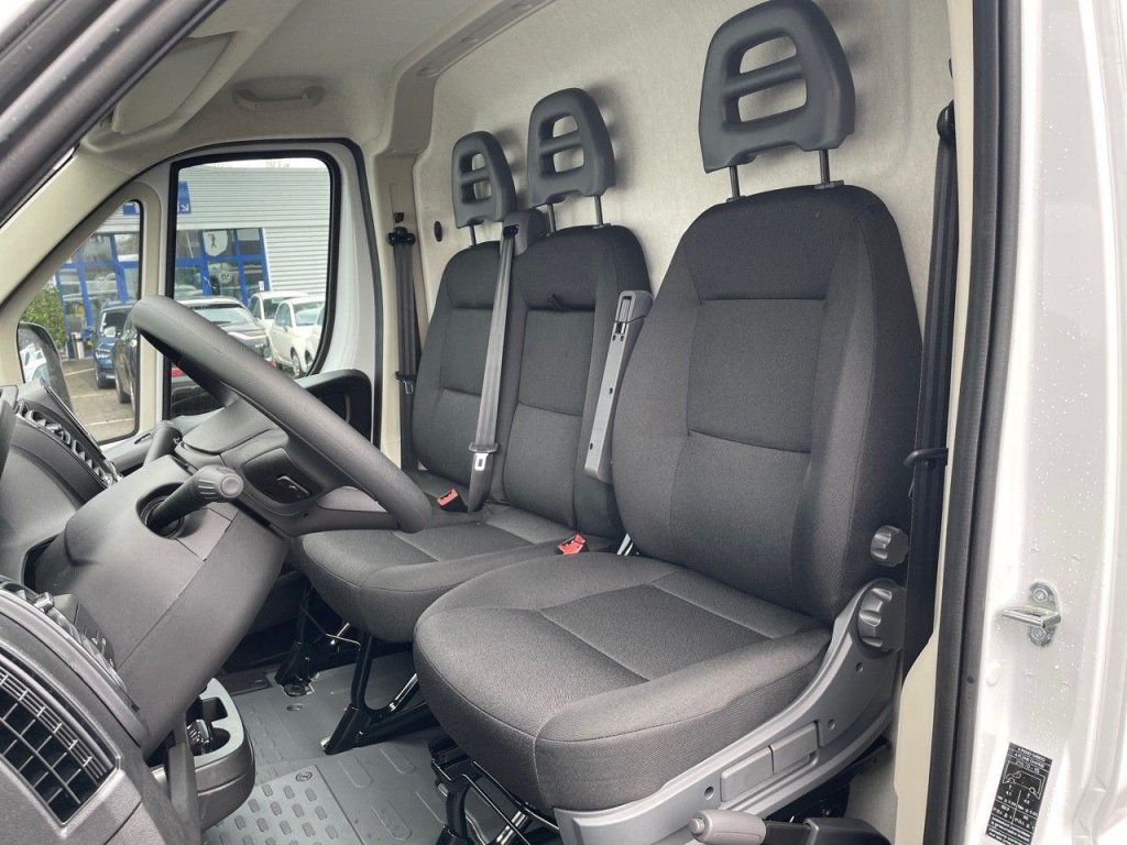 Photo véhicule 1 FIAT Ducato fourgon TOLE 3.3 M H2 H3-POWER 140 CH PACK PRO LOUNGE CONNECT