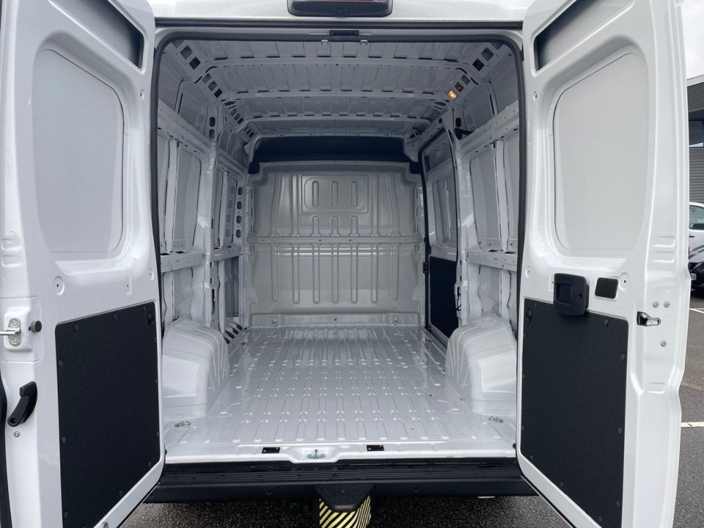 Photo véhicule 1 FIAT Ducato fourgon TOLE 3.3 M H2 H3-POWER 140 CH PACK PRO LOUNGE CONNECT