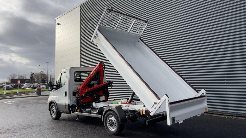 Photo véhicule 1 IVECO Daily Daily III 35S14H 3750 2.3 136ch Benne Alu JPM + Grue PK 2900