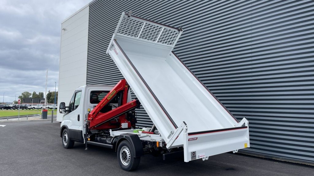 Photo véhicule 1 IVECO Daily Daily III 35S14H 3750 2.3 136ch Benne Alu JPM + Grue PK 3400