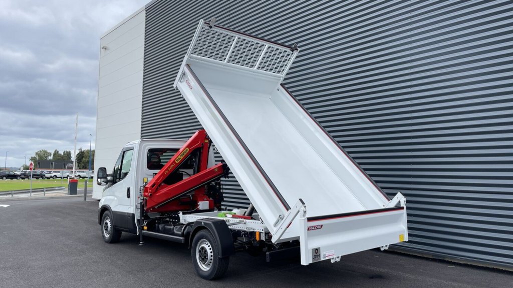 Photo véhicule 1 IVECO Daily Daily 35S14H 3750 2.3 136ch Benne Alu JPM + Grue PK 3400 + Pince