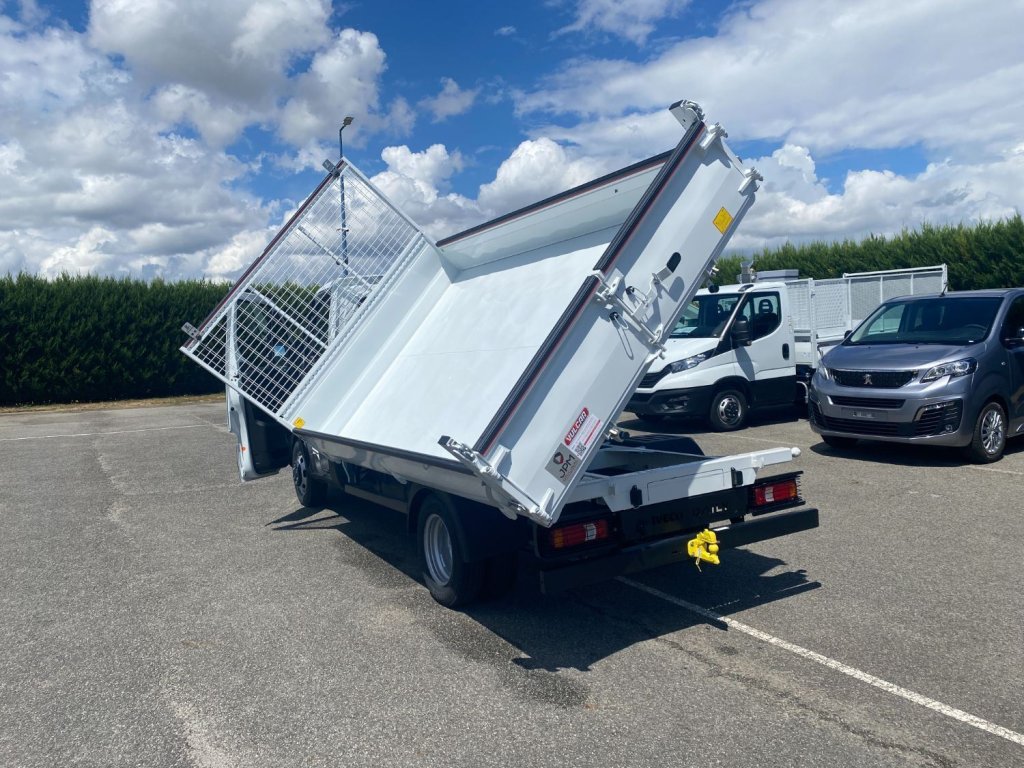 Photo véhicule 1 IVECO Daily Daily III 35C16H 3.0 3450 160ch Tri-Benne JPM