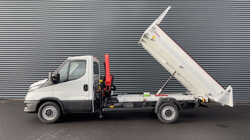 Photo véhicule 1 IVECO Daily Daily III 35S14H 3750 2.3 136ch Benne Alu JPM + Grue PK 2900