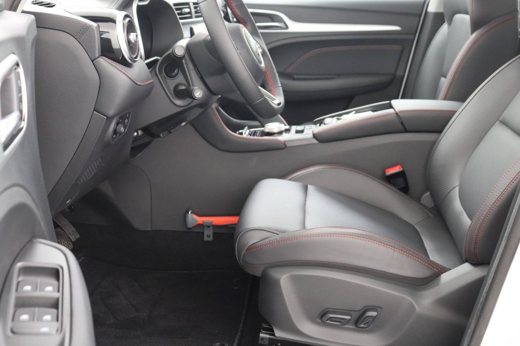 Photo véhicule 1 MG Zs electrique AUTONOMIE STANDARD 51KWH - 130 KW 2WD LUXURY