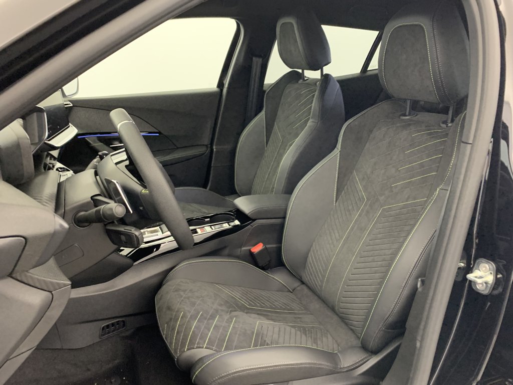 Photo véhicule 1 PEUGEOT 2008 Hybrid 145 e-DCS6 GT