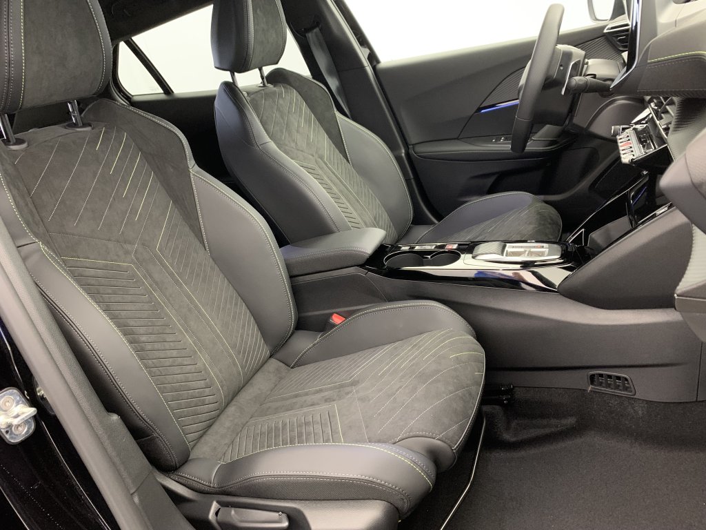 Photo véhicule 1 PEUGEOT 2008 Hybrid 145 e-DCS6 GT