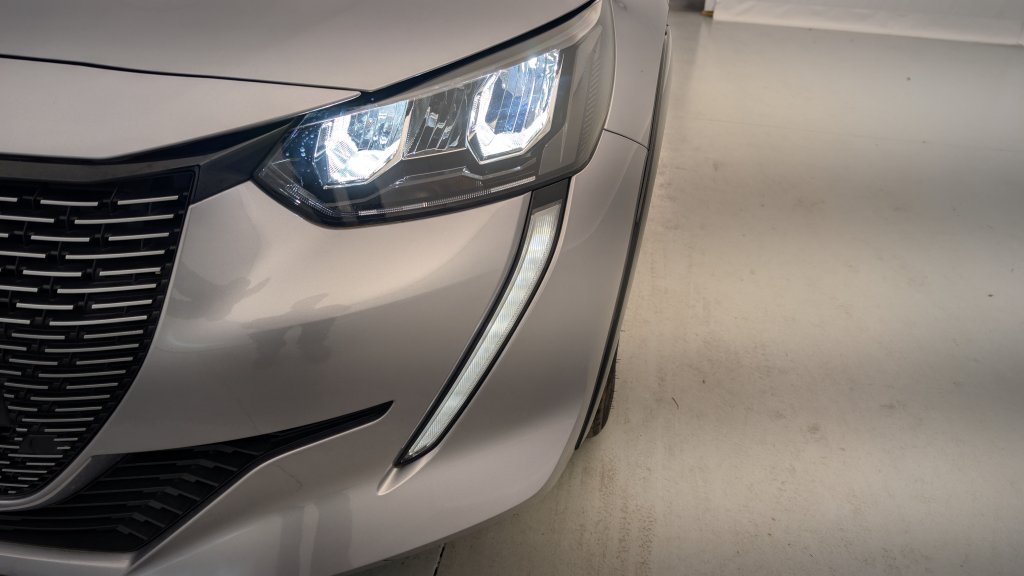 Photo véhicule 1 PEUGEOT 208 electrique 50 KWH 136CH ALLURE