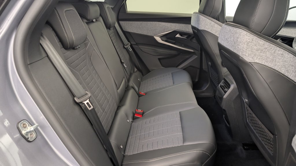 Photo véhicule 1 PEUGEOT 3008 Hybrid 145 e-DCS6 GT