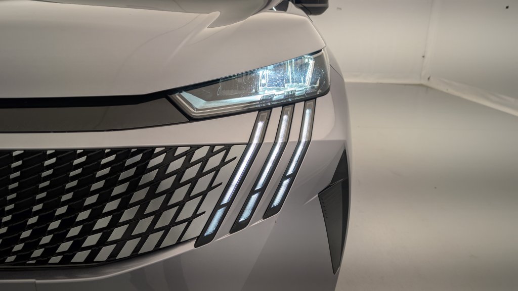 Photo véhicule 1 PEUGEOT 3008 Hybrid 145 e-DCS6 Allure