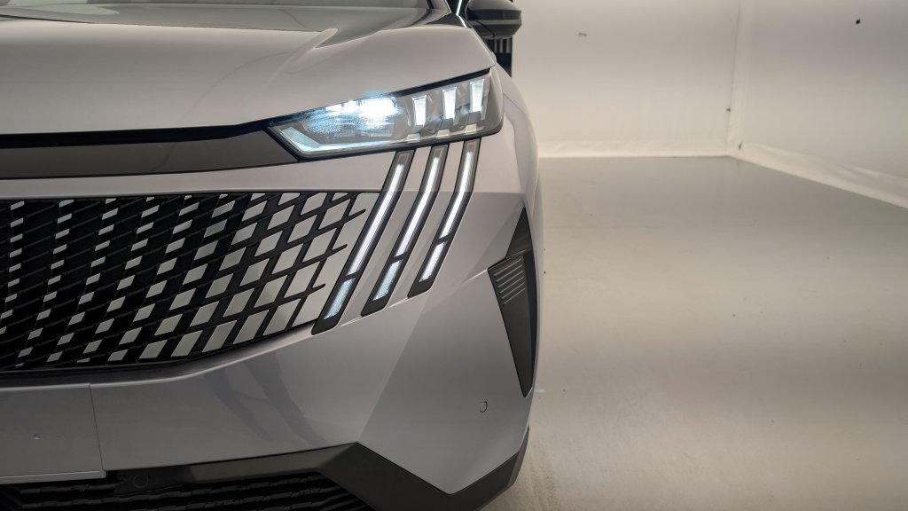 Photo véhicule 1 PEUGEOT 3008 Hybrid 145 e-DCS6 GT