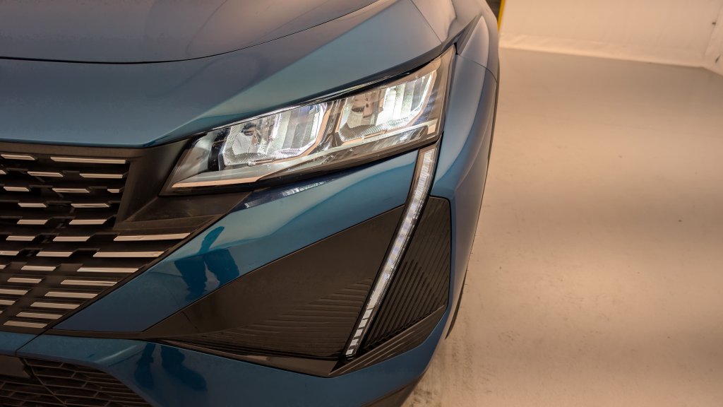 Photo véhicule 1 PEUGEOT 408 Hybrid 136 e-DCS6 Allure