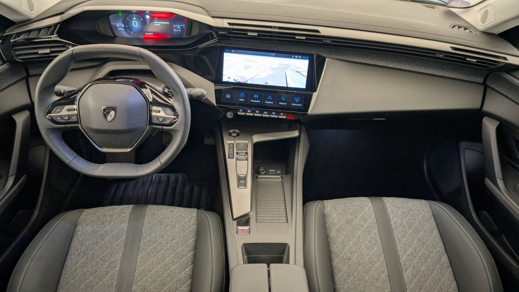 Photo véhicule 1 PEUGEOT 408 Hybrid 136 e-DCS6 Allure