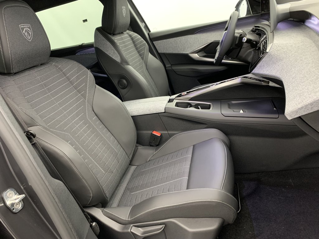 Photo véhicule 1 PEUGEOT 5008 nouveau HYBRID 145 E-DCS6 GT