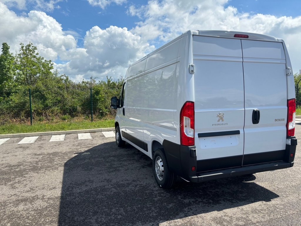 Photo véhicule 1 PEUGEOT Boxer fourgon BOXER TOLE 3.3 T L2H2 BLUEHDI 140 S S BVM6