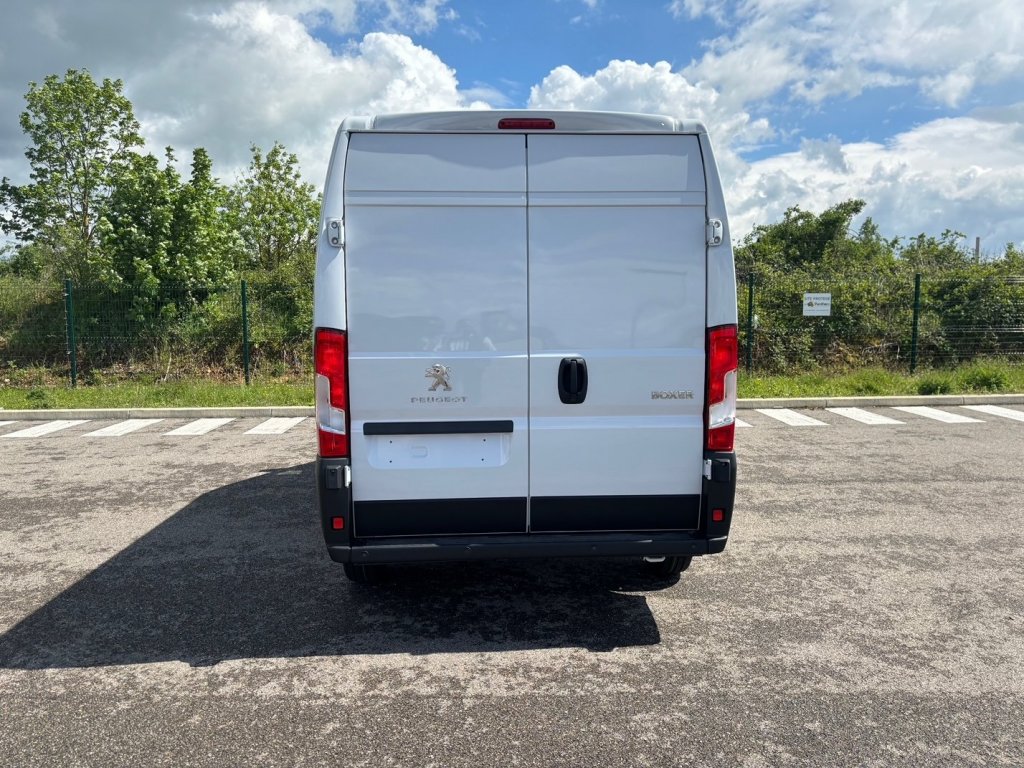 Photo véhicule 1 PEUGEOT Boxer fourgon BOXER TOLE 3.3 T L2H2 BLUEHDI 140 S S BVM6