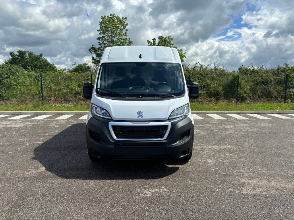 Photo véhicule 1 PEUGEOT Boxer fourgon BOXER TOLE 3.3 T L2H2 BLUEHDI 140 S S BVM6