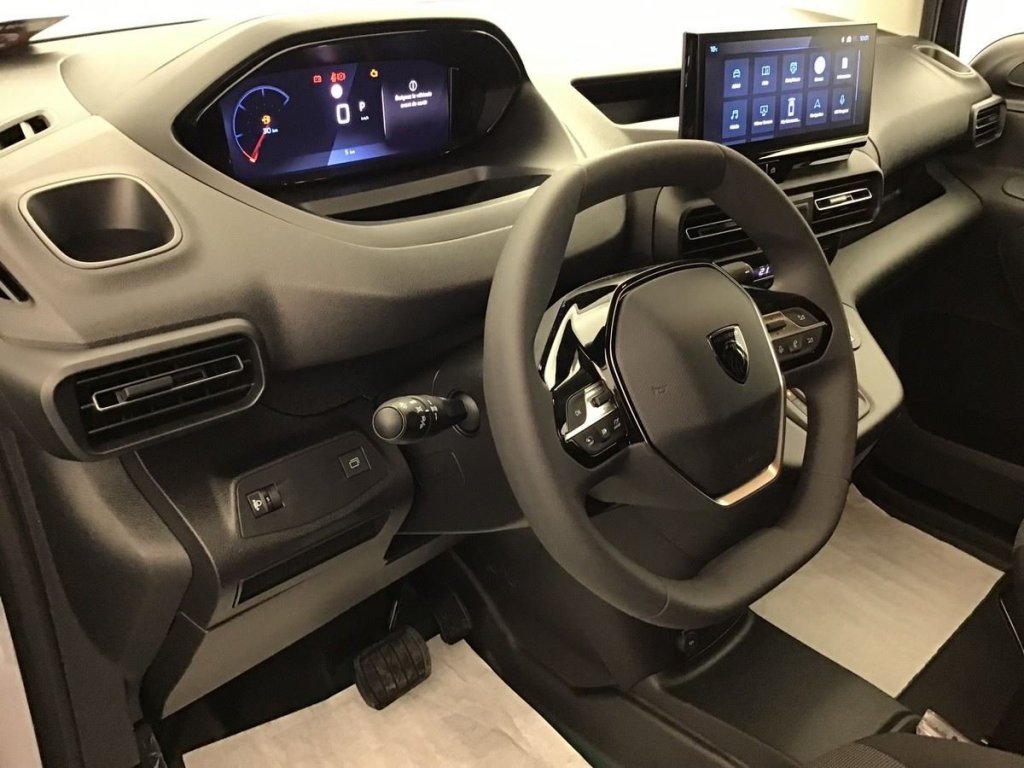 Photo véhicule 1 PEUGEOT Partner fourgon M 650 KG BLUEHDI 130 S S EAT8