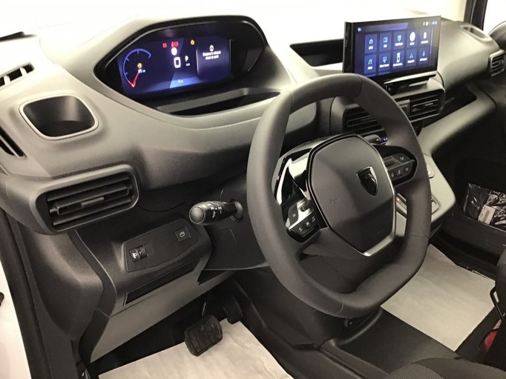 Photo véhicule 1 PEUGEOT Partner fourgon M 650 KG BLUEHDI 130 S S EAT8