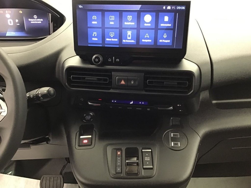 Photo véhicule 1 PEUGEOT Partner fourgon M 650 KG BLUEHDI 130 S S EAT8