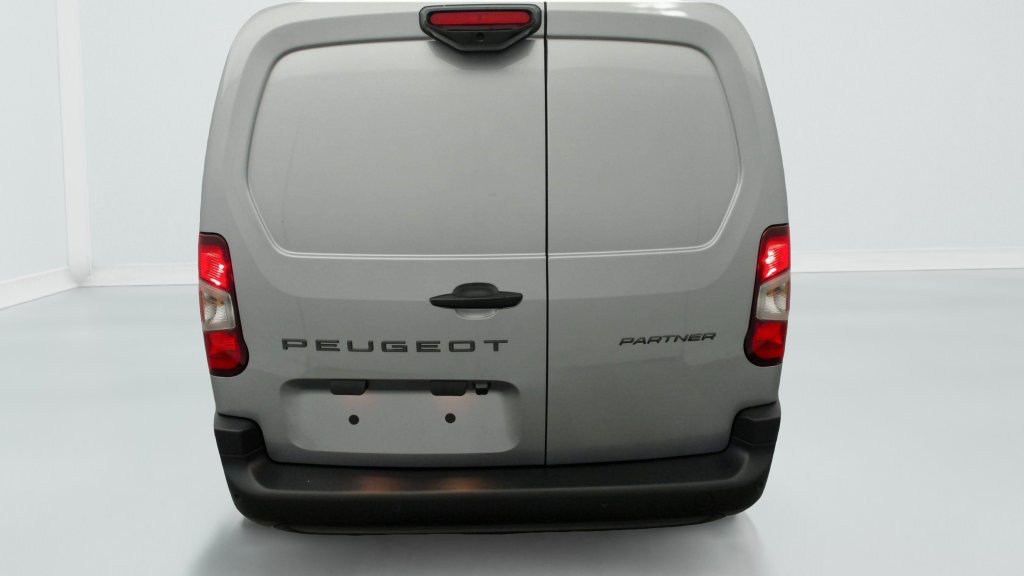 Photo véhicule 1 PEUGEOT Partner fourgon XL 950 KG BLUEHDI 130 S S EAT8