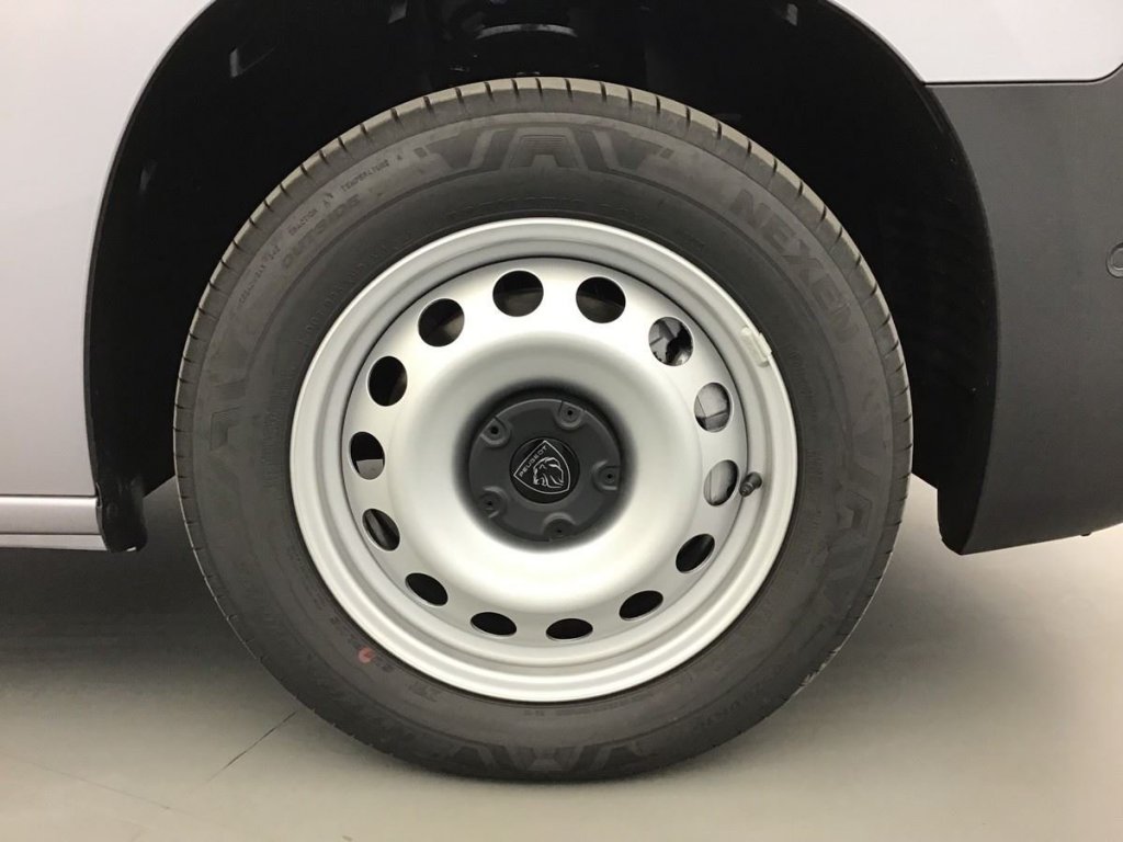 Photo véhicule 1 PEUGEOT Partner fourgon M 650 KG BLUEHDI 130 S S EAT8
