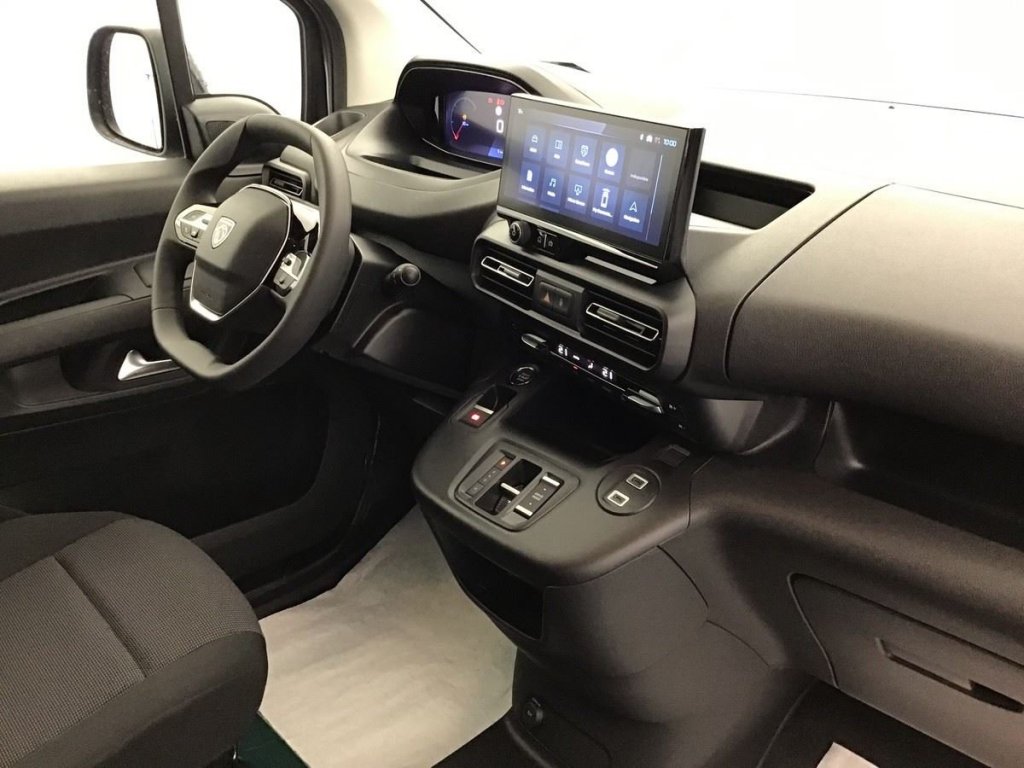 Photo véhicule 1 PEUGEOT Partner fourgon M 650 KG BLUEHDI 130 S S EAT8