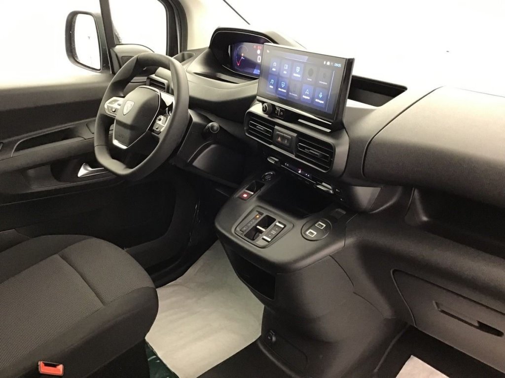 Photo véhicule 1 PEUGEOT Partner fourgon M 650 KG BLUEHDI 130 S S EAT8