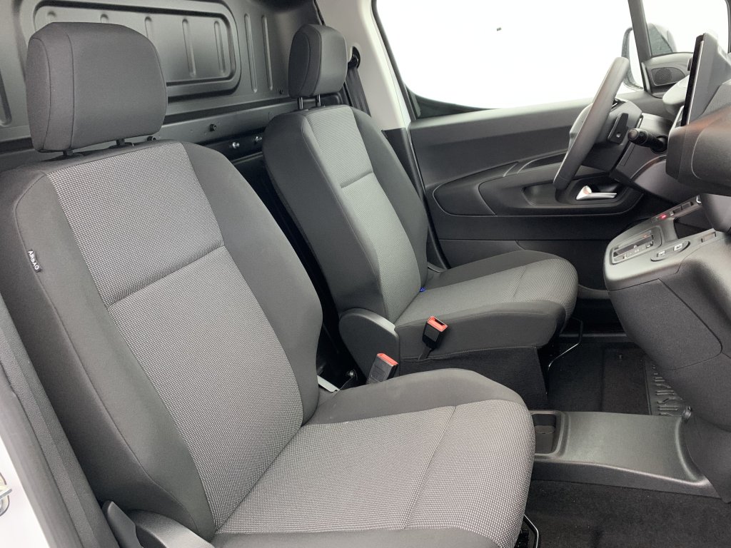 Photo véhicule 1 PEUGEOT Partner fourgon XL 950 KG BLUEHDI 130 S S EAT8