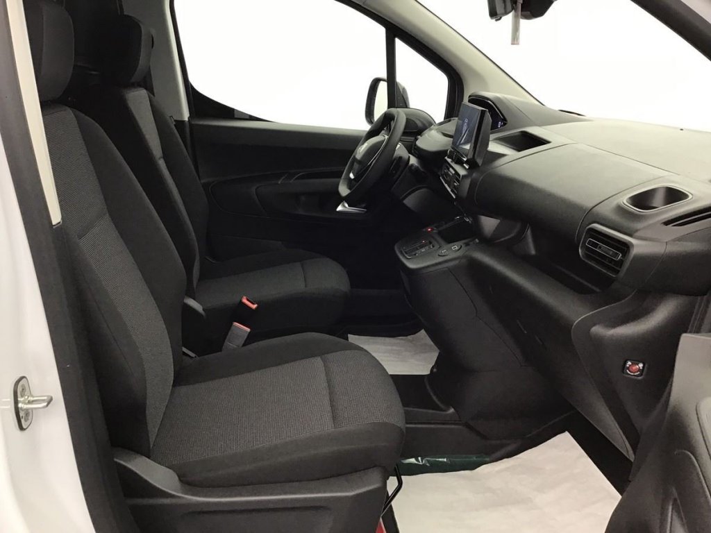 Photo véhicule 1 PEUGEOT Partner fourgon M 650 KG BLUEHDI 130 S S EAT8