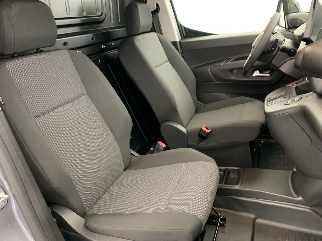 Photo véhicule 1 PEUGEOT Partner fourgon XL 950 KG BLUEHDI 130 S S EAT8