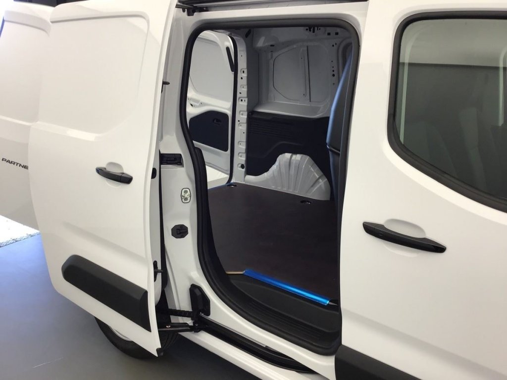 Photo véhicule 1 PEUGEOT Partner fourgon M 650 KG BLUEHDI 130 S S EAT8