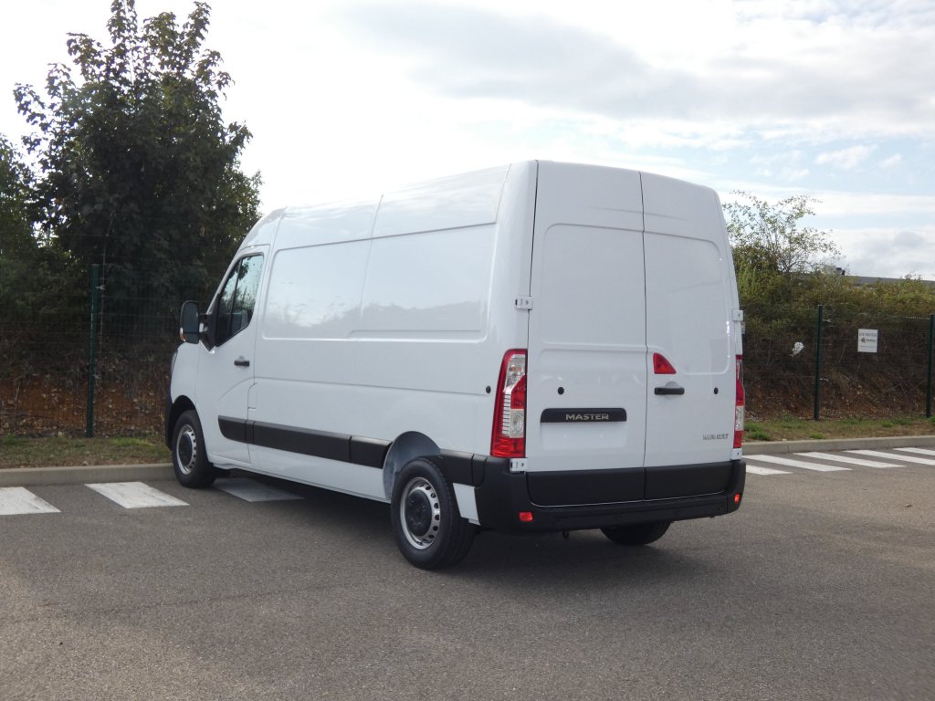 Photo véhicule 1 RENAULT Master fourgon TRAC F3500 L2H2 BLUE DCI 135 CONFORT