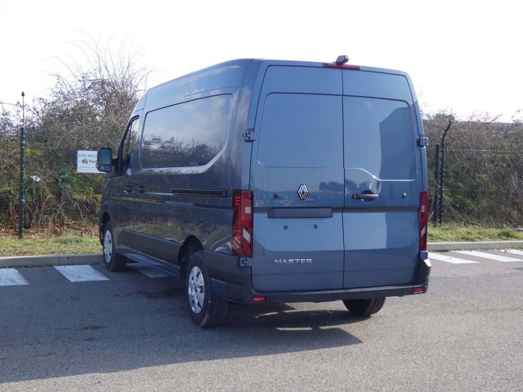 Photo véhicule 1 RENAULT Master fourgon nouveau TRAC 3T5 L2H2 BLUE DCI 170 EXTRA