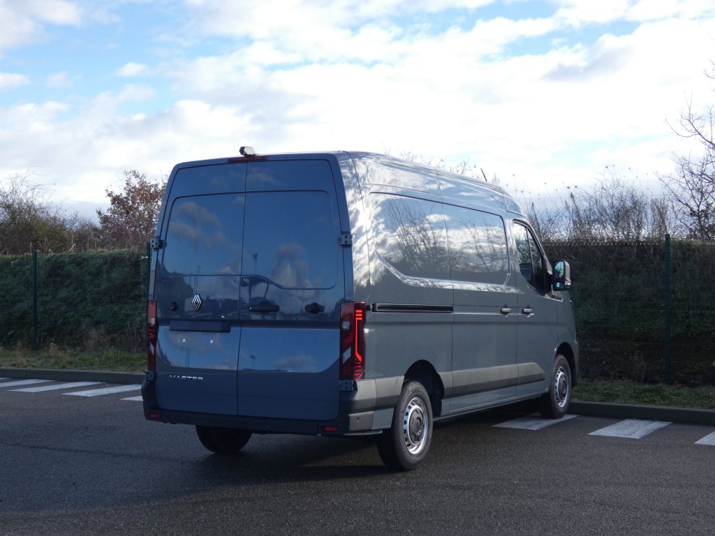 Photo véhicule 1 RENAULT Master fourgon nouveau TRAC 3T5 L2H2 BLUE DCI 170 EXTRA